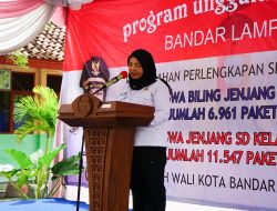 Bangun Generasi Bangsa, Wali Kota Eva Dwiana Bagikan Perlengkapan Siswa SD & SMP Se-Kota Bandar Lampung
