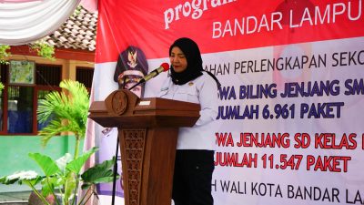Bangun Generasi Bangsa, Wali Kota Eva Dwiana Bagikan Perlengkapan Siswa SD & SMP Se-Kota Bandar Lampung