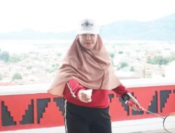 Bunda Eva Bermain Bulu Tangkis Minggu Pagi, Ternyata Itu Olahraga Kesukaannya