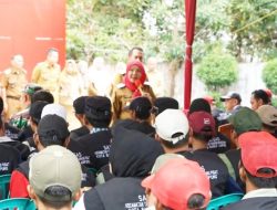 Dua Hari Wali Kota Eva Dwiana Berkeliling Bagikan Insentif RT Hingga Babinkamtibmas