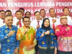 Saat Melantik, Wali Kota Eva Dwiana Pinta LPPD Bandar Lampung Gelar Lomba Paduan Suara