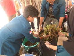 Warga Desa Labuhan Batin Diajarkan Mahasiswa KKN Unila Buat Pupuk Kompos