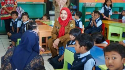 Kegembiraan Bunda Eva Saat Bermain Bersama Siswa TK Pertiwi Kota Bandar Lampung