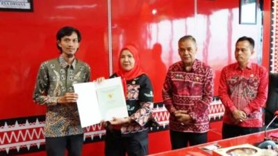Wali Kota Eva Dwiana Serahkan 18 Sertifikat Tanah Bagi Warga Bandar Lampung Tak Mampu