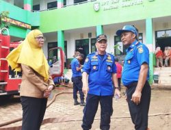 Pascabanjir di SMPN 34 Bandar Lampung, Warga Pendidikan Gotong Royong Bersihkan Lumpur