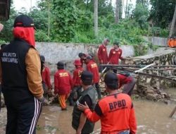 Wali Kota Eva Dwiana Tinjau Lokasi Banjir Akibat Hujan Deras & Tanggul Jebol Di Kecamatan Rajabasa
