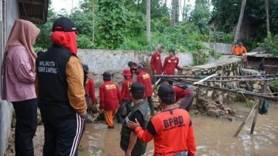 Wali Kota Eva Dwiana Tinjau Lokasi Banjir Akibat Hujan Deras & Tanggul Jebol Di Kecamatan Rajabasa
