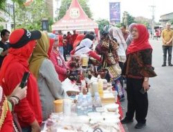 Cicipi Kuliner, Wali Kota Eva Dwiana Kunjungi Taman UMKM Bung Karno Minggu Pagi