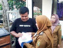 Wali Kota Eva Dwiana Salurkan Bansos Bagi Korban Banjir