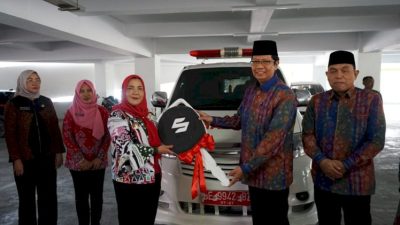 Wali Kota Eva Dwiana Beri Ambulans Pada Klinik Pratama UIN RIL