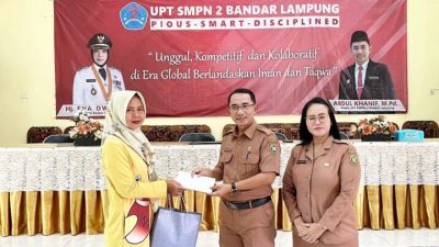 SMPN 2 Bandar Lampung Serahkan Bansos Bagi Korban Terdampak Banjir