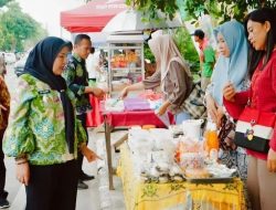 Wali Kota Eva Dwiana Berburu Takjil Jelang Berbuka Puasa