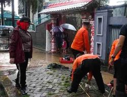 Wali Kota Eva Dwiana Terus Tinjau Lokasi Drainase Yang Mengalami Penyumbatan Di Panjang