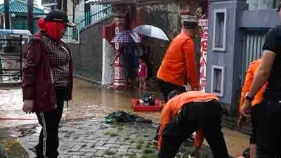 Wali Kota Eva Dwiana Terus Tinjau Lokasi Drainase Yang Mengalami Penyumbatan Di Panjang