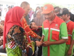 Wali Kota Eva Dwiana Berikan Bantuan Bagi Warga Kurang Mampu
