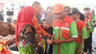 Wali Kota Eva Dwiana Berikan Bantuan Bagi Warga Kurang Mampu