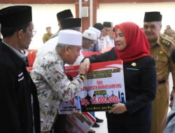 Wali Kota Eva Dwiana Salurkan Dana Hibah Rp12,6 Miliar Untuk Operasional Ratusan Masjid