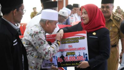 Wali Kota Eva Dwiana Salurkan Dana Hibah Rp12,6 Miliar Untuk Operasional Ratusan Masjid