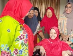 Wali Kota Eva Dwiana Bagikan Alat Bantu Kesehatan ke Warga Door to Door