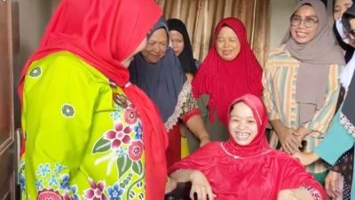 Wali Kota Eva Dwiana Bagikan Alat Bantu Kesehatan ke Warga Door to Door