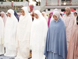 Wali Kota Eva Dwiana Ikuti Salat Idul Adha 1445H Di Stadion Mini Way Dadi
