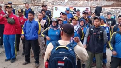 Ekspedisi Ke 3 TAGANA Lampung Gelar Baksos Dan Bersihkan Sampah Di  Jalur Pendakian Gunung Rajabasa