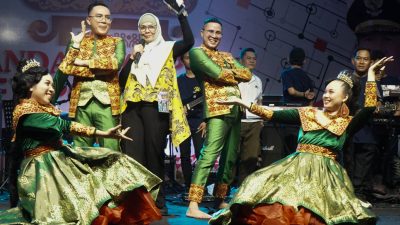 Kadisdikbud Guncang Lapangan Saburai Enggal Saat Bawakan Lagu Acuh Tak Acuh