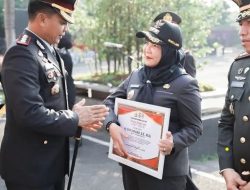 Wali Kota Eva Dwiana Terima Penghargaan Pada HUT Bhayangkara Ke-78
