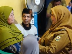 Walikota Eva Dwiana Melayat dan Salurkan Santunan Uang Duka Korban Kecelakaan Kerja