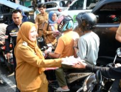 Tanda Cinta Tanah Air, Wali Kota Eva Dwiana Bagikan 5.000 Bendera Merah Putih