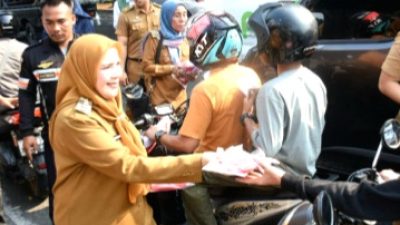 Tanda Cinta Tanah Air, Wali Kota Eva Dwiana Bagikan 5.000 Bendera Merah Putih