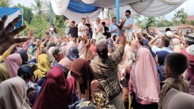 Masyarakat Kecamatan Merbau Mataram Riang Gembira Mendapatkan Baju dan Sarung Dari Mendag RI Zulhas