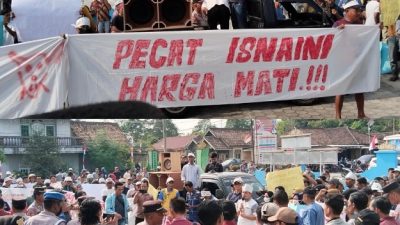 Diduga Melakukan Pencabulan, Oknum Kades Bangunan Didemo Masyarakat