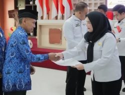 Wali Kota Eva Dwiana Serahkan 108 Petikan SK Pensiun PNS