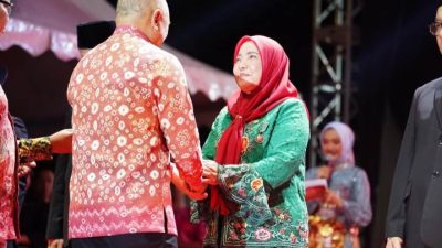 Wali Kota Eva Dwiana Terima Penghargaan Satyalancana Wira Karya Kemekop UKM RI
