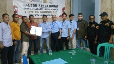 Datangi Kantor Bawaslu Lamsel, Tim Kuasa Hukum EGI-Syaiful Laporkan Oknum Camat Dan Kades Diduga Tidak Netralitas