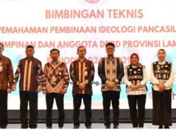Ketua Sementara DPRD Ahmad Giri Akbar Memberikan Sambutan Dalam Pembukaan Bimtek Pembinaan Ideologi Pancasila