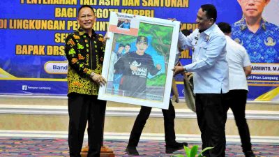 Lepas Pejabat Purna Bakti di Lingkungan Pemprov Lampung, Pj. Gubernur Lampung Serahkan Penghargaan dan Tali Asih untuk Anggota KORPRI