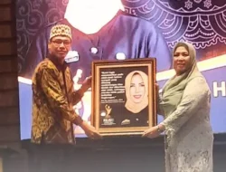 Daur Ulang Sampah Plastik Jadi Meja Kursi, Kepala SMAN 5 Bandar Lampung Terima Rilis.Id Award 2024