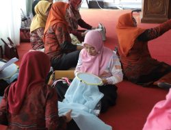 DWP Unila Gelar Pelatihan Sulam Pita & Lomba Rajut