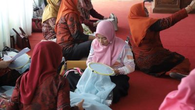DWP Unila Gelar Pelatihan Sulam Pita & Lomba Rajut
