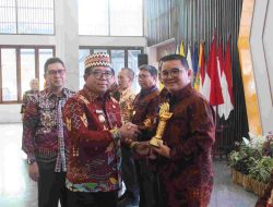 Pj. Gubernur Lampung Serahkan Penghargaan Produktivitas Siddhakarya 2024 kepada Perusahaan dan Daerah Unggul