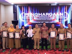 Pj. Sekdaprov Serahkan Piagam Penghargaan Selesaikan Pengawasan Penyelenggaraan Pemerintahan Daerah Tahun 2023