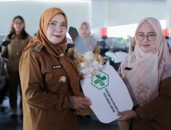 Wali Kota Eva Dwiana Serahkan 20 Motor Operasional untuk Puskesmas