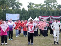 Puncak Hari Ibu ke- 96 Tahun 2024, Pj. Gubernur Samsudin dan Ibu Maidawati Ikuti Senam Bersama