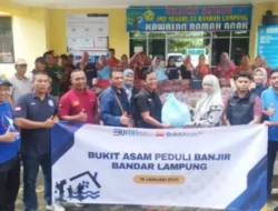 Pemkot – PTBA Kolaborasi Salurkan Sembako Bagi Korban Terdampak Banjir di Bandar Lampung