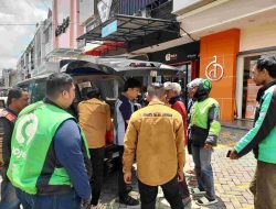 Ungkapan Rasa Syukur Usai Dilantik, Tim Bunda Eva Berbagi Nasi Kotak di Bandar Lampung