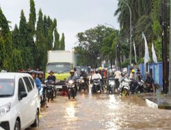 Akibat PT Pelindo Tutup Drainase, Jalan Raya Perkampungan Terendam Banjir