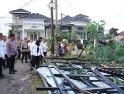 Kunjungi Warga Terdampak Angin Puting Beliung, Eva Dwiana Janji Berikan Bantuan
