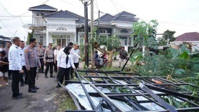 Kunjungi Warga Terdampak Angin Puting Beliung, Eva Dwiana Janji Berikan Bantuan